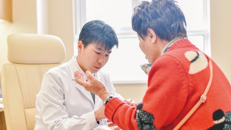 社区养老智能健康设备：守护长者健康的智能助手