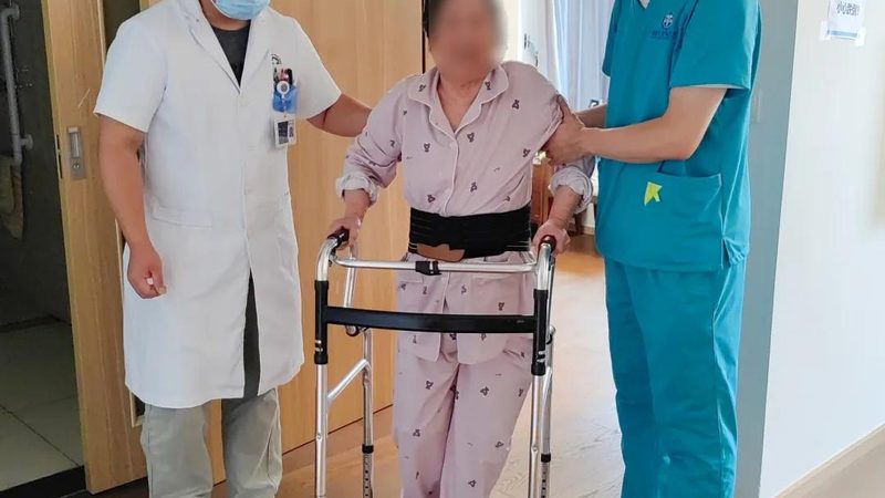 护工陪护服务，失能老人家庭的贴心守护**